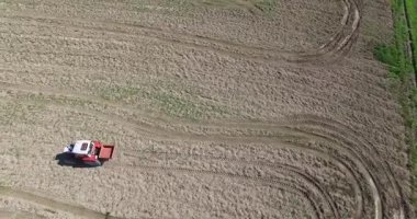 Havadan görünümü, traktör ve mibzer yaz, çiftçi Avusturya'da bir alanda.
