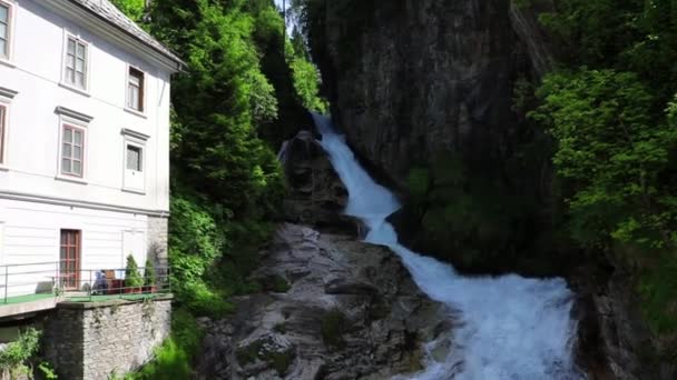 Cascada en la estación de esquí Bad Gastein, Austria, Land Salzburg — Vídeos de Stock