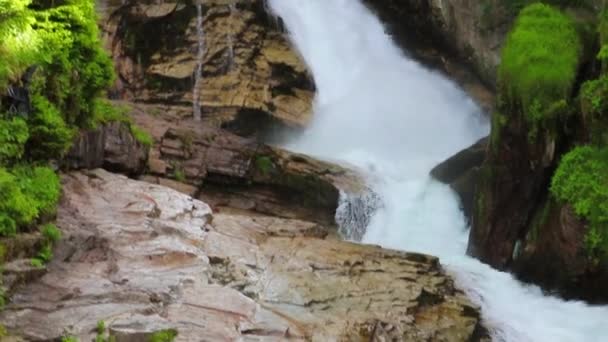 Водопад в горнолыжном курорте Бад-Гаштайн, Австрия, Земля Зальцбург — стоковое видео