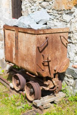  Eski maden kamyonu önünde 