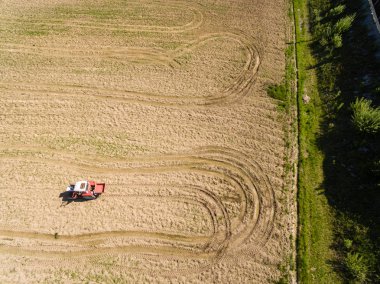 Havadan görünümü, traktör ve mibzer bir alan