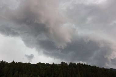 Yağmurdan önce kara fırtına bulutları