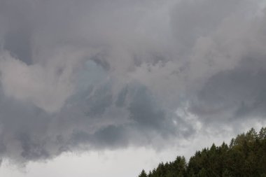Yağmurdan önce kara fırtına bulutları
