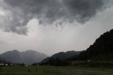 Yağmurdan önce kara fırtına bulutları