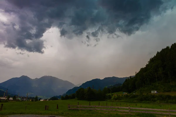 Donkere storm wolken voor regen — Stockfoto