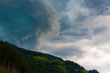 Yağmurdan önce kara fırtına bulutları