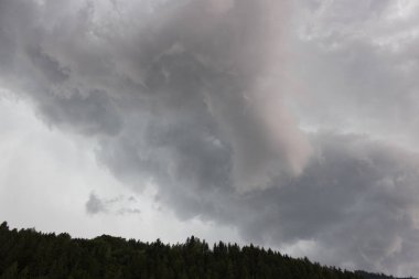 Yağmurdan önce kara fırtına bulutları