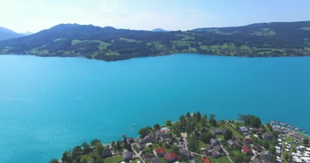 Mooie duidelijke alpine lake Attersee met groene water, salzkammergut, Oostenrijk — Stockvideo