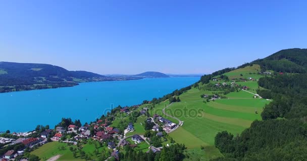 Güzel temiz dağ gölü Attersee yeşil su, salzkammergut, Avusturya ile — Stok video