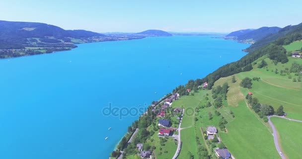 Mooie duidelijke alpine lake Attersee met groene water, salzkammergut, Oostenrijk — Stockvideo