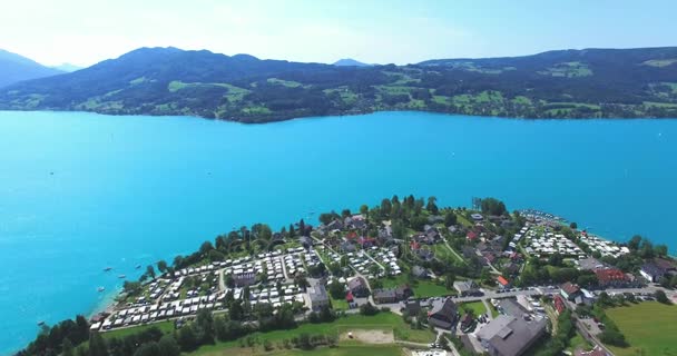 Hermoso lago alpino claro Attersee con agua verde, salzkammergut, Austria — Vídeo de stock