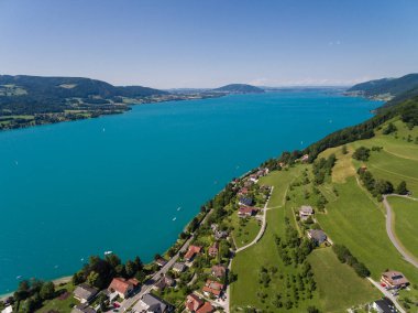 Havadan görünümü, güzel temiz dağ gölü Attersee yeşil wat ile