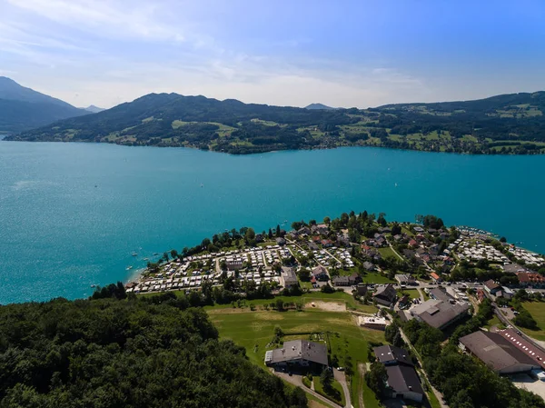 Letecký pohled na krásné jasné alpské jezero Attersee s zeleným wat — Stock fotografie