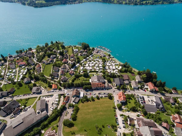 Vista aérea, belo lago alpino claro Attersee com wat verde — Fotografia de Stock