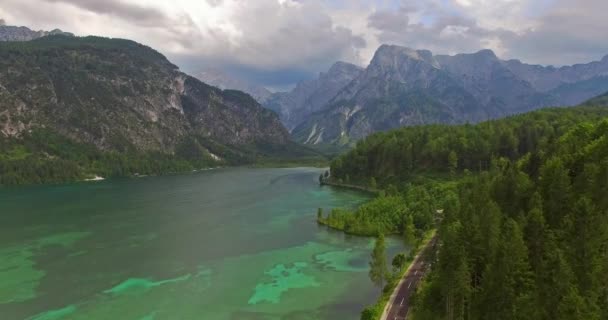 Veduta aerea, Panorama dell'Almsee, un lago alpino a Salzkammergut, Austria — Video Stock