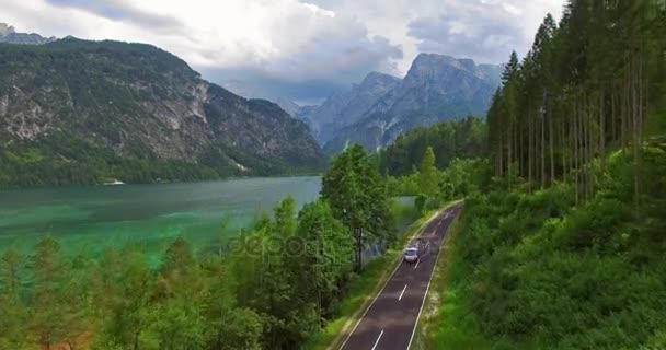 Вид с воздуха, Панорама Альмзе, альпийское озеро в Зальцкаммергут, Австрия — стоковое видео