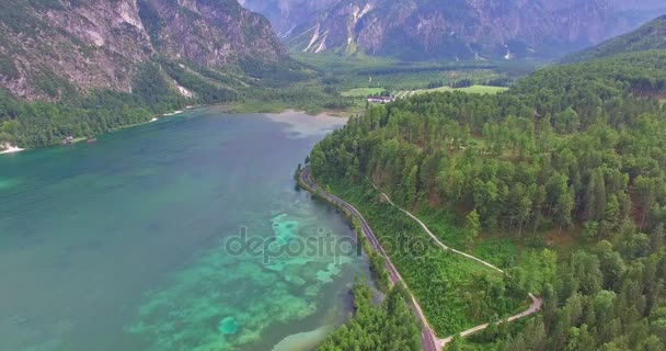 Vista aérea, Panorama del Almsee, un lago alpino en Salzkammergut, Austria — Vídeos de Stock