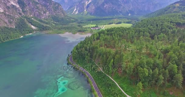 Légi felvétel, a Almsee panoráma, egy alpesi tónál a Salzkammergut, Ausztria — Stock videók