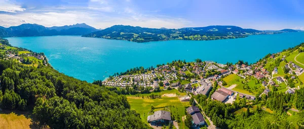 Letecký pohled na krásné jasné alpské jezero Attersee s zeleným wat — Stock fotografie