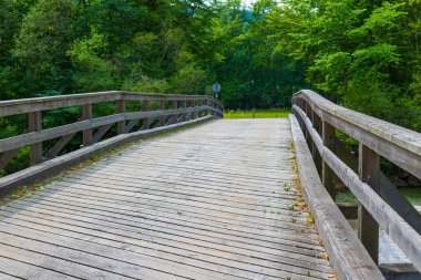 Ahşap britge, nehir, gökyüzü