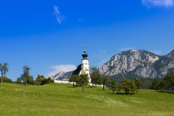 Prachtige landschap aan kerk lake Attersee in steinbach, Salzka — Stockfoto