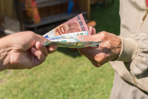 Euro banknot holding üst düzey adamın eller. Mücadele emekliler 