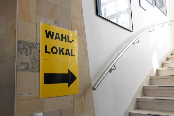 Austria firma para las elecciones en un muro de la casa, Wahllokal — Foto de Stock