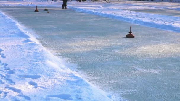 Curling in de Alpen uit Oostenrijk. Winter Sport. — Stockvideo