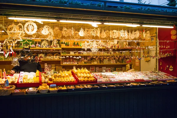 Julmarknad bås med presenter och souvenirer till salu, Stadshotellet — Stockfoto