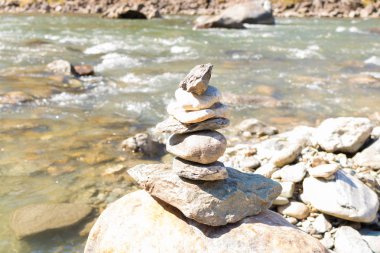 R mavi su dağ Nehri üzerinde dengeli taş piramit. Chi