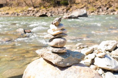 R mavi su dağ Nehri üzerinde dengeli taş piramit. Chi