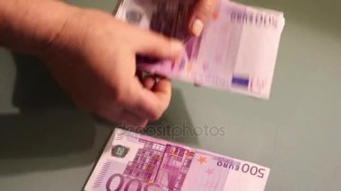 Para - büyük euro banknot sayma. Para ödemeden veya ödenir. Europe banknotlar 