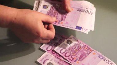 Para - büyük euro banknot sayma. Para ödemeden veya ödenir. Europe banknotlar 