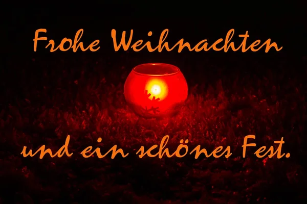 Frohe Weihnachten auf Deutsch. Kerzenlicht im Schnee. — Stockfoto