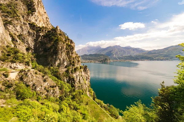 Panorama do lindo Lago de Garda cercado por montanhas . — Fotografia de Stock