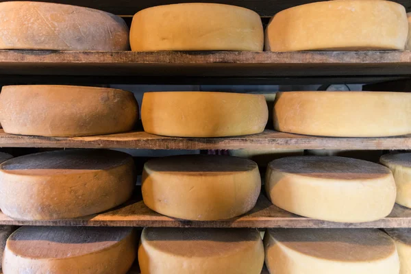 Alpesi kunyhó termel házi sajtok. — Stock Fotó