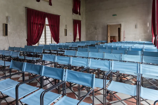 Conference hall in ancient villa with canvas blue chairs and red — Stock Photo, Image