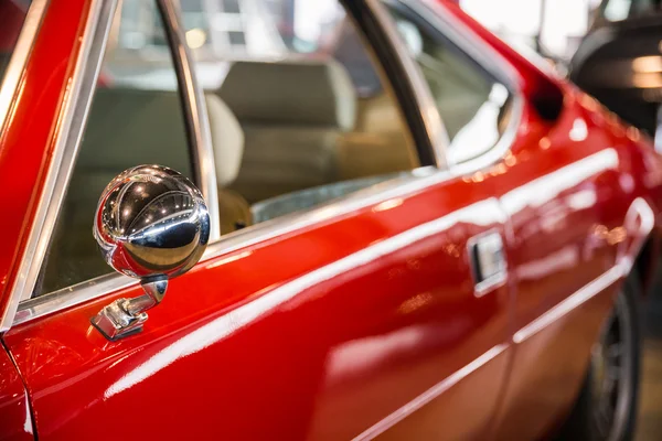 Rétroviseur d'une voiture rouge — Photo