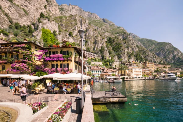 Limone sul Garda sulle rive del Lago di Garda . — Foto Stock