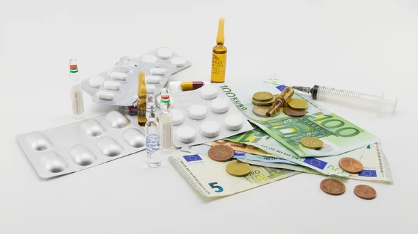 Σύνθεση με χρήματα, σφαίρες, φάρμακα — Φωτογραφία Αρχείου