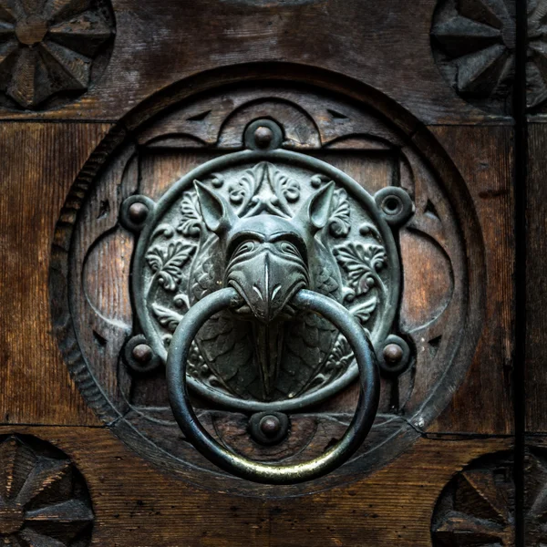 Antika door knocker monster's huvud. — Stockfoto