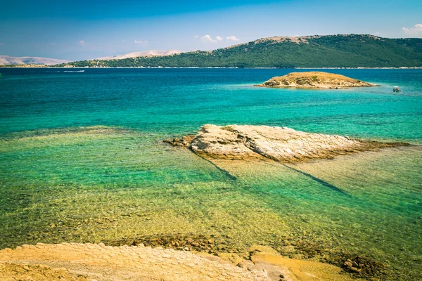 De ongerepte kust en het kristalheldere water van het eiland — Stockfoto