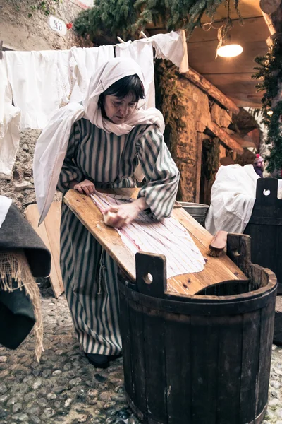 Washerwoman tvätta kläder på en planka. — Stockfoto