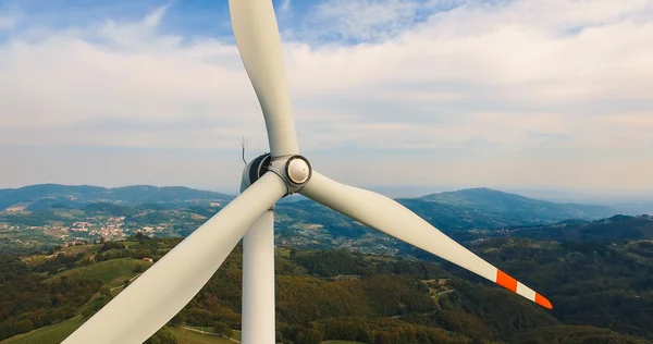 Single wind turbine. — Stock Photo, Image