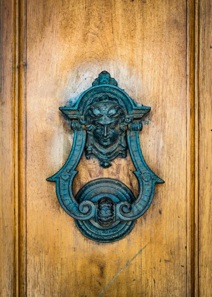 Golpeador de puerta en una vieja puerta wodden — Foto de Stock