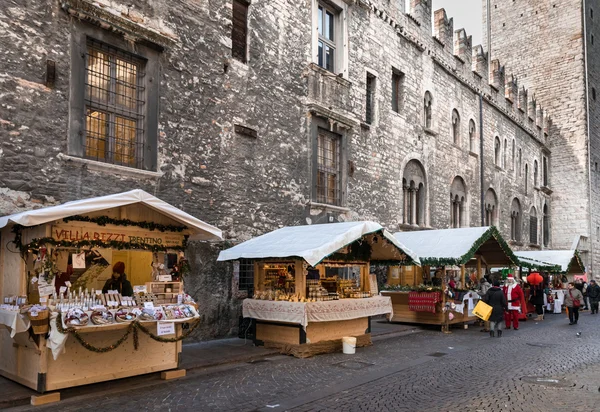 Trento, İtalya için Noel pazarları tipik tezgahları.