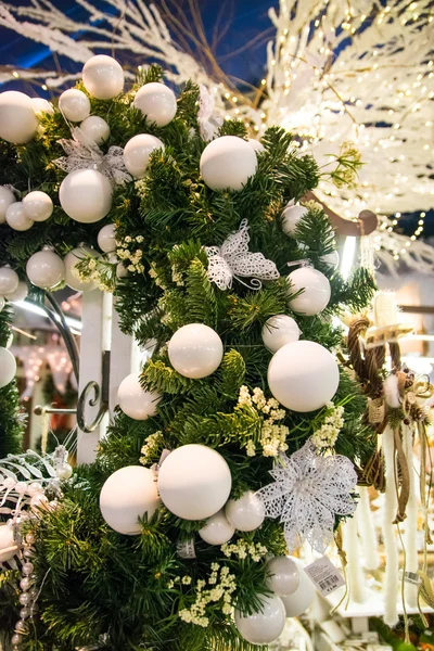 Detail van een kerst-decoratie met witte ballen. — Stockfoto