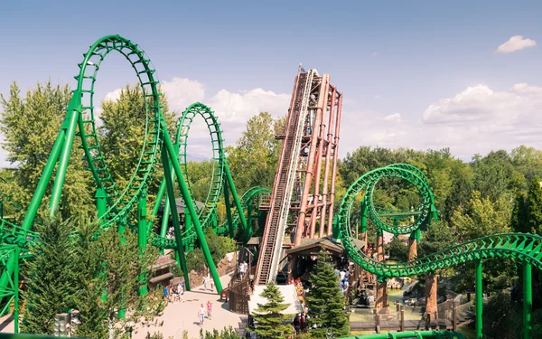 Roller coaster İtalya en büyük eğlence parkı. — Stok fotoğraf