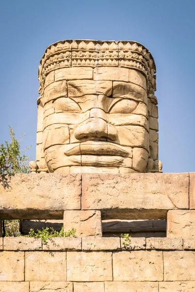 Cara de piedra de un templo . —  Fotos de Stock