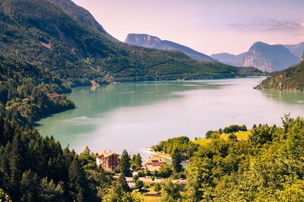 Molveno-tóra, Olaszország egyik legszebb tava megválasztott. — Stock Fotó